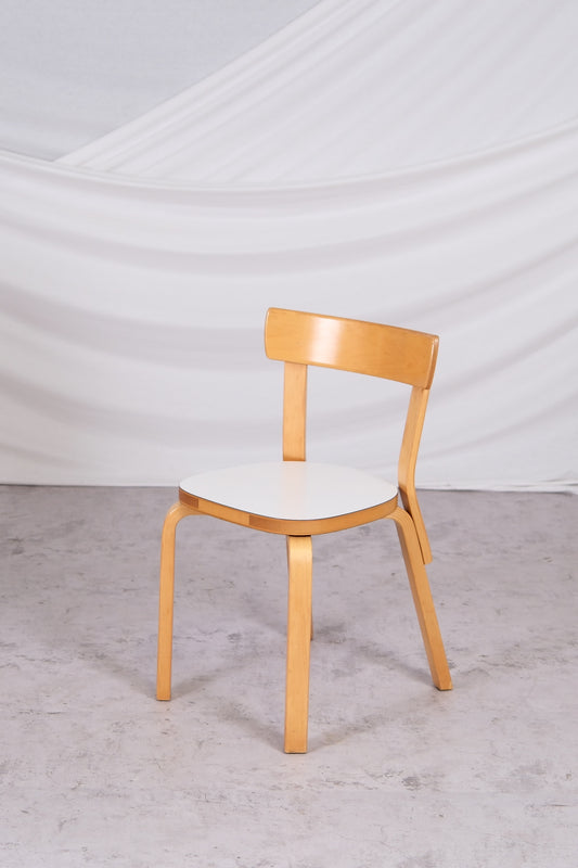 Artek 69 -tuoli, valkoinen laminaatti