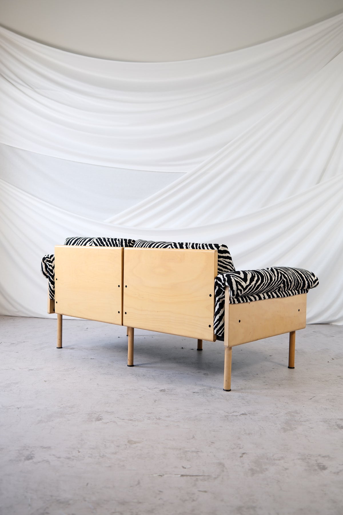 Yrjö Kukkapuro Ateljee -kahden istuttava sohva, Zebra-kangas