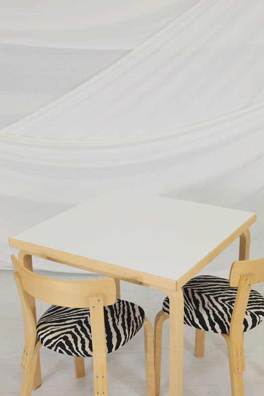 Artek 81C -ruokapöytä