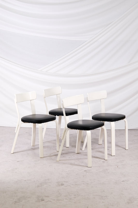 Artek 69 -tuolit, valkoinen runko ja nahkaverhoilu, 4 kpl