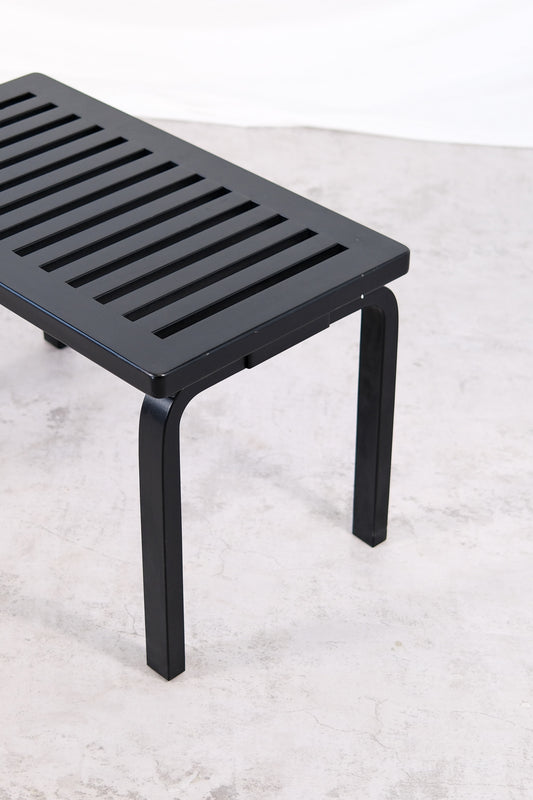 Artek 153B -penkki, musta