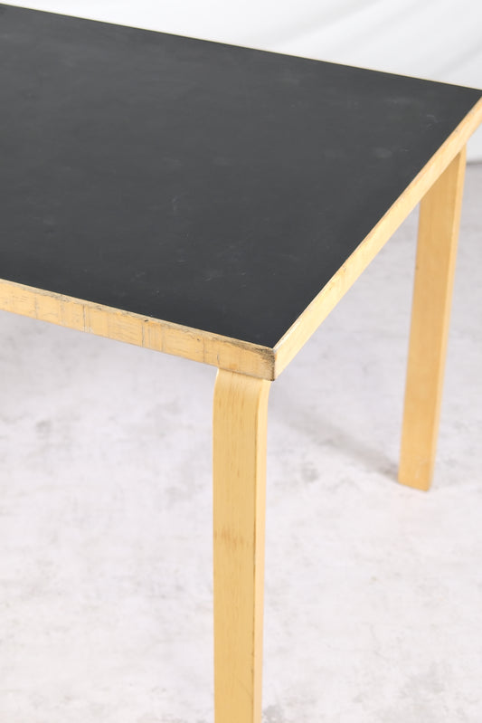 Artek 81B -ruokapöytä mustalla linoleumikannella