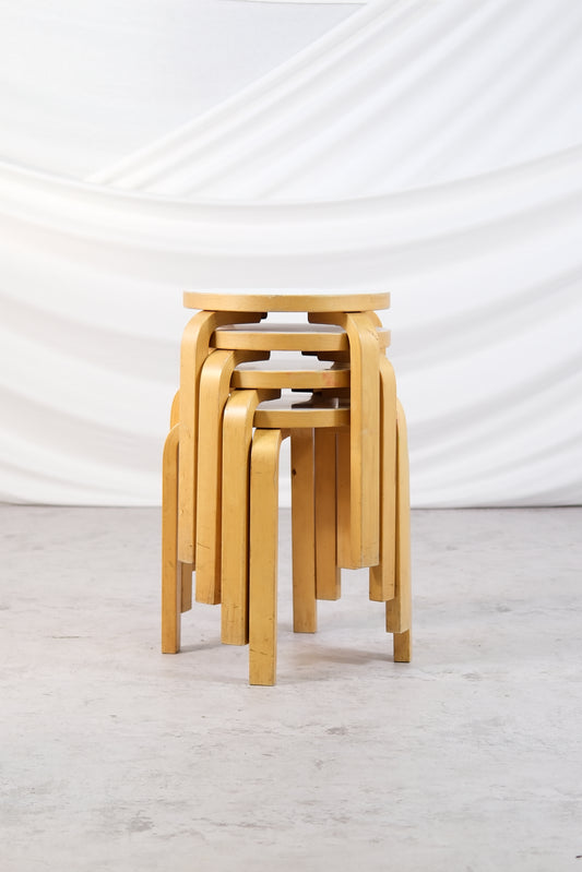 Artek E60 jakkarat, valkoinen laminaatti, 1980-luku, 3 kpl