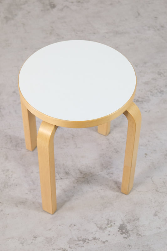 Artek E60 jakkara, valkoinen laminaatti, 2002