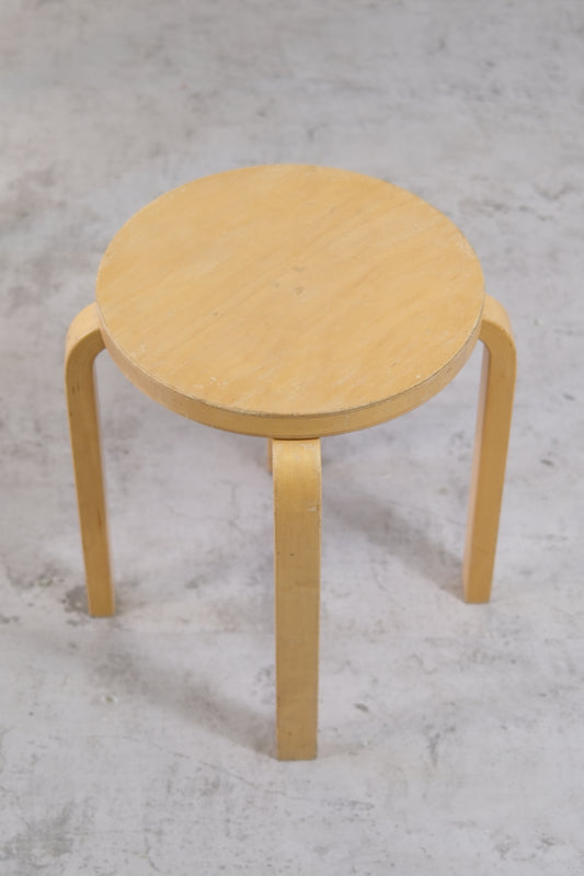 Artek E60 jakkarat, koivu, 1980-luku