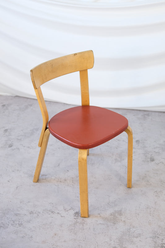 Artek 69 -tuolit, punainen nahkaverhoilu