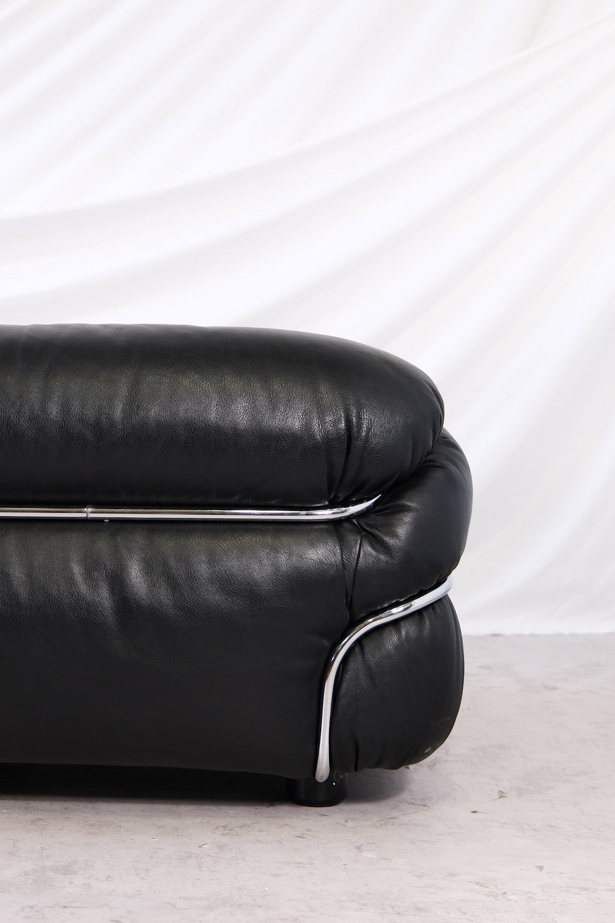 Gianfranco Frattini Sesann-sohva, valmistaja Cassina, 1970-luku