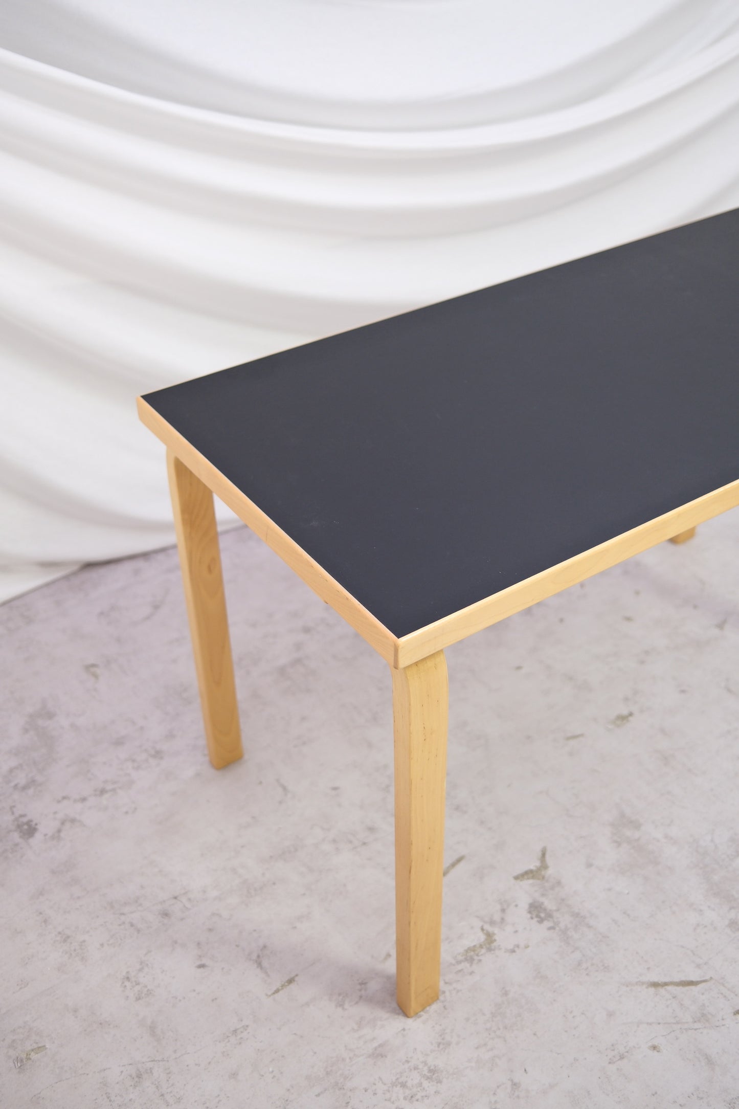 Alvar Aalto 81B -pöytä, valmistaja Artek