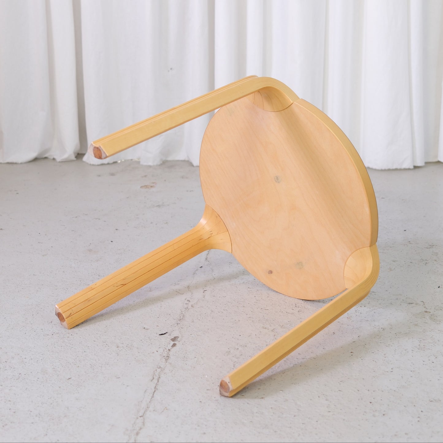 Harvinainen Artek X600 -jakkara, valkoinen laminaatti – Alvar Aalto