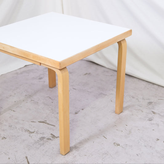 Alvar Aalto -sohvapöytä, valmistaja Artek, 60 × 60 cm