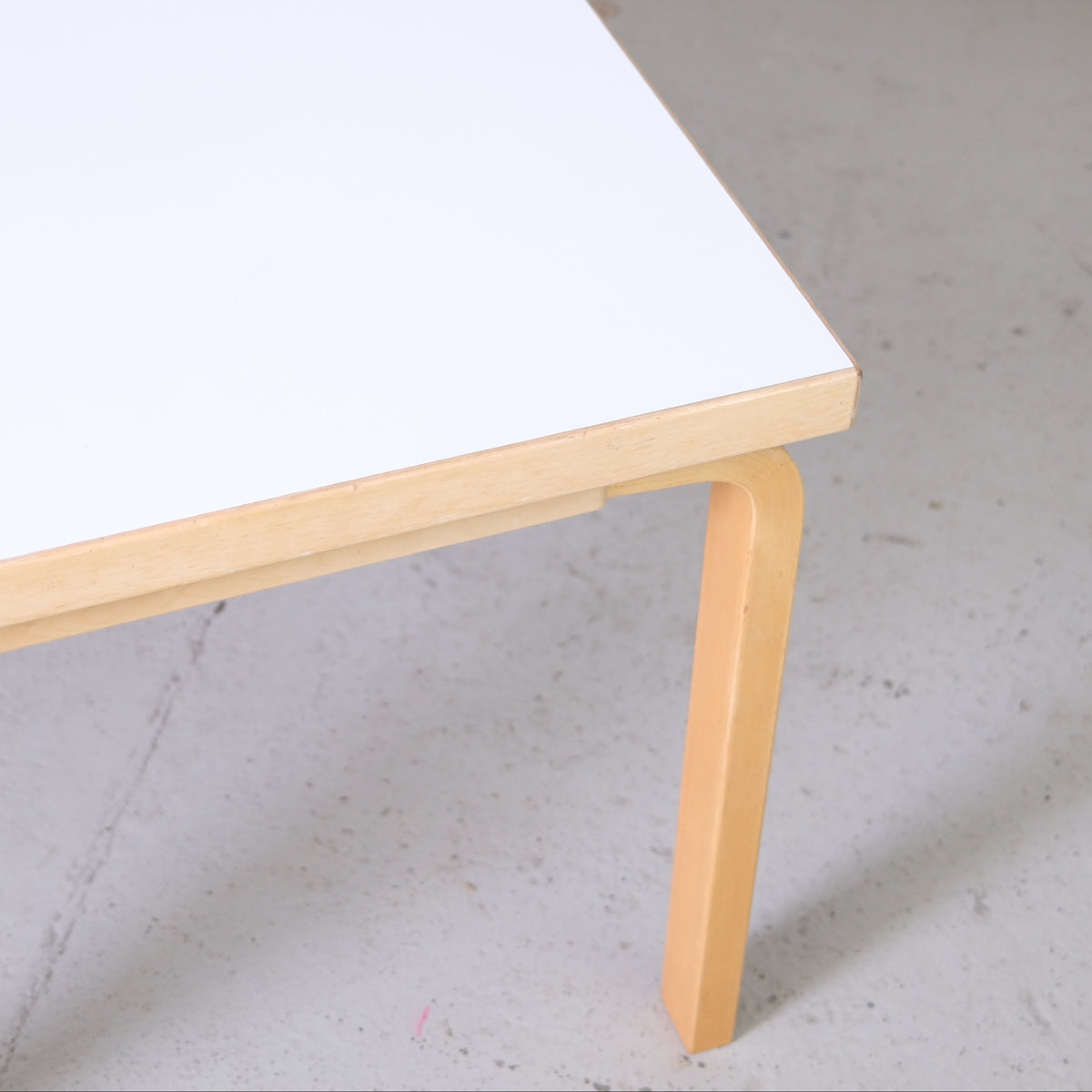 Alvar Aalto Artek 82A -pöytä, valkoinen laminaatti