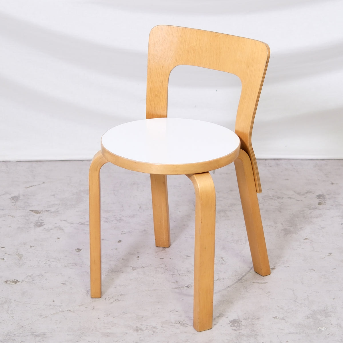Artek 65 -tuolit, valkoinen laminaatti