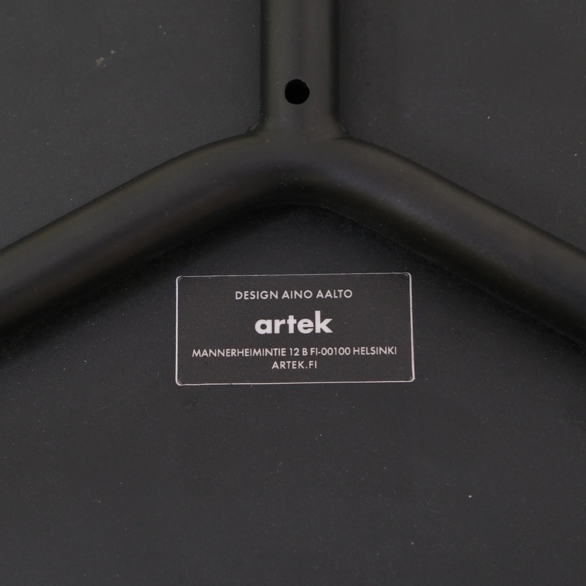 Artek 606 -sivupöytä, musta
