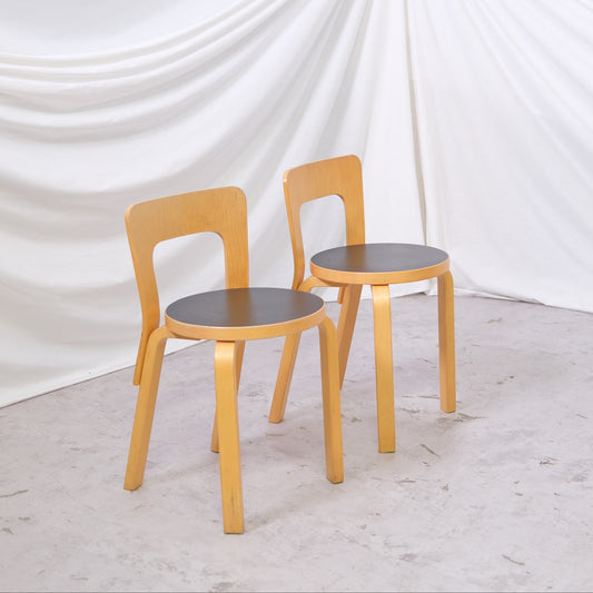 Alvar Aalto Artek 65 -tuolit, musta linoleumi