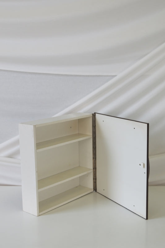 Vintage IKEA -peilikaappi kylpyhuoneeseen