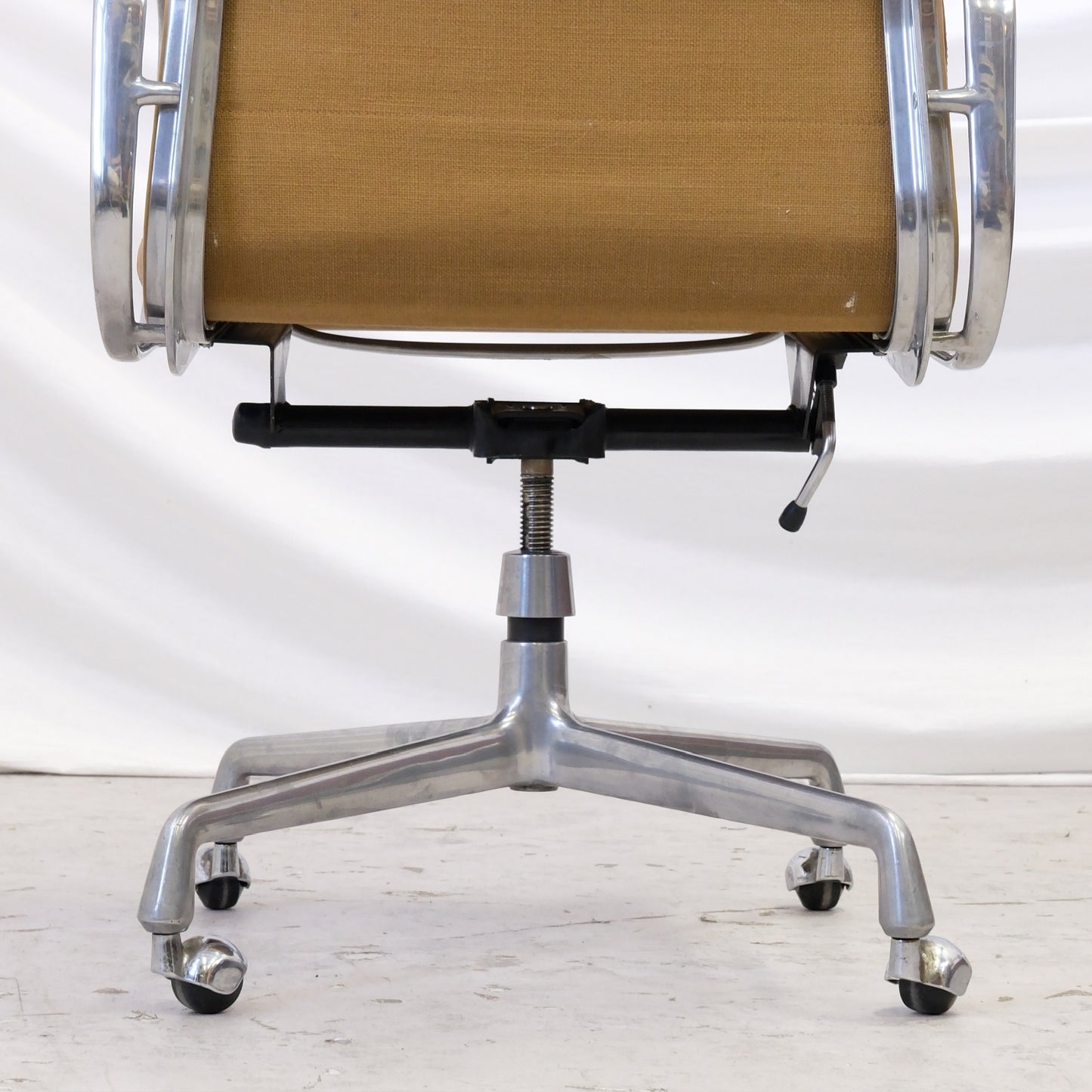 Charles & Ray Eames Soft Pad -tuoli, beige nahka