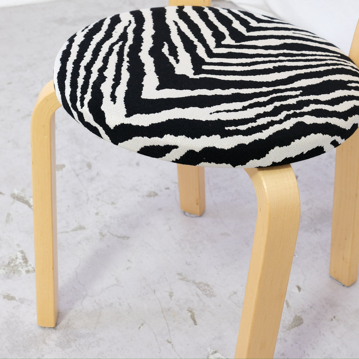 Alvar Aalto 66 -tuoli, valmistaja Artek, Zebra-verhoilu