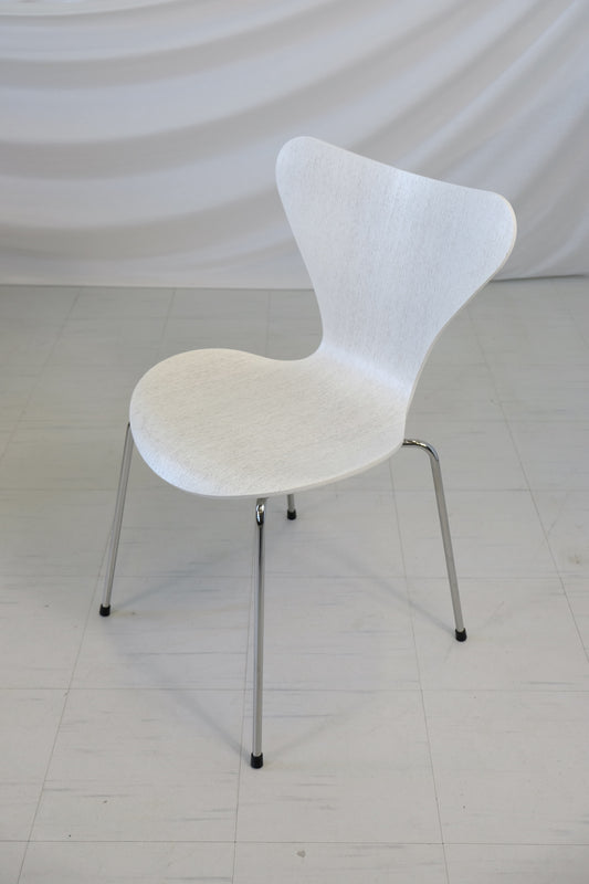 Arne Jacobsen malli 3107 Seven -tuolit, valmistaja Fritz Hansen, 3 kpl
