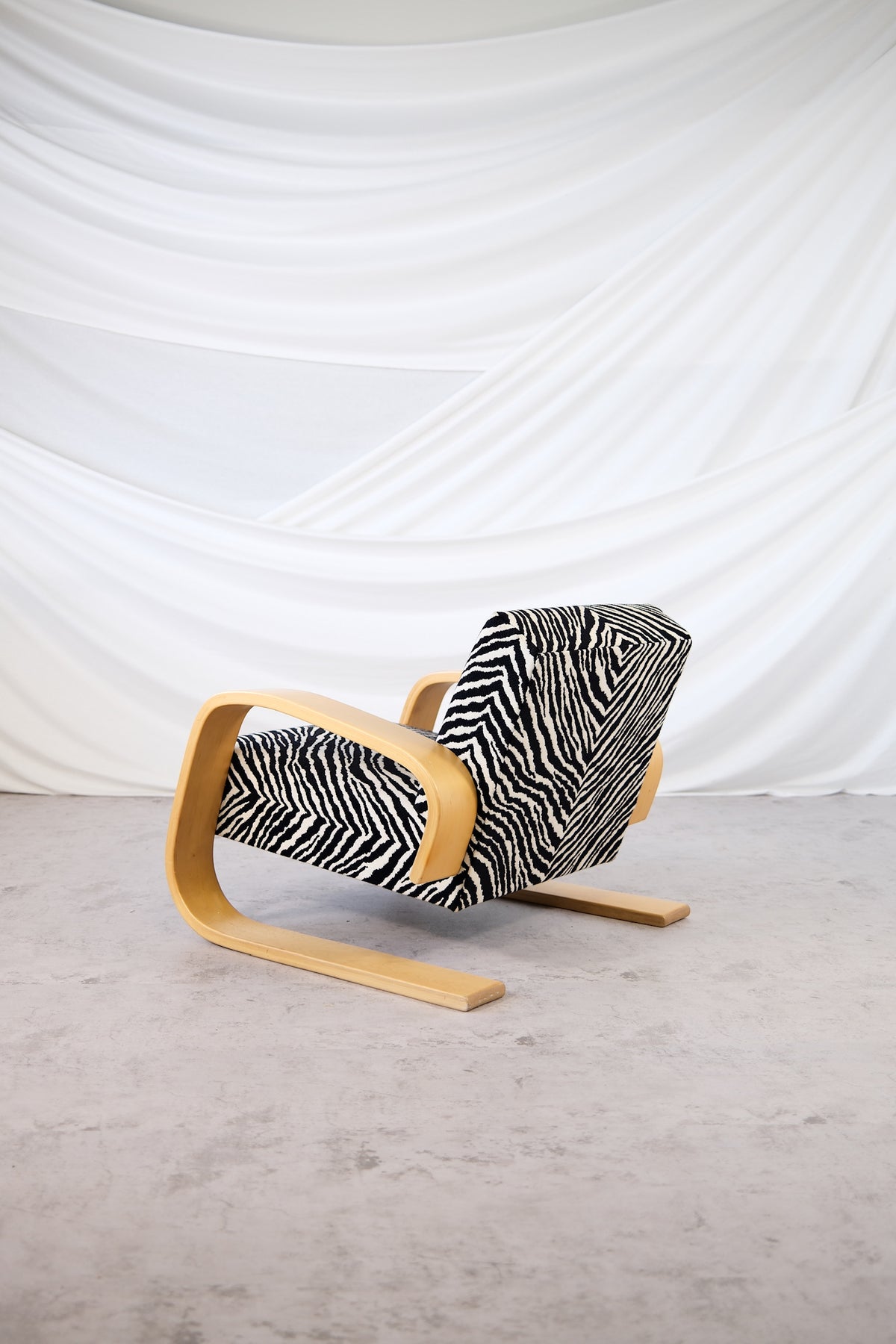 Alvar Aalto 400 Tankki -tuoli, valmistaja Artek