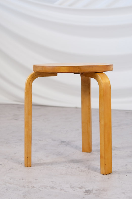 Alvar Aalto 60 -jakkara, sormiliitosversio