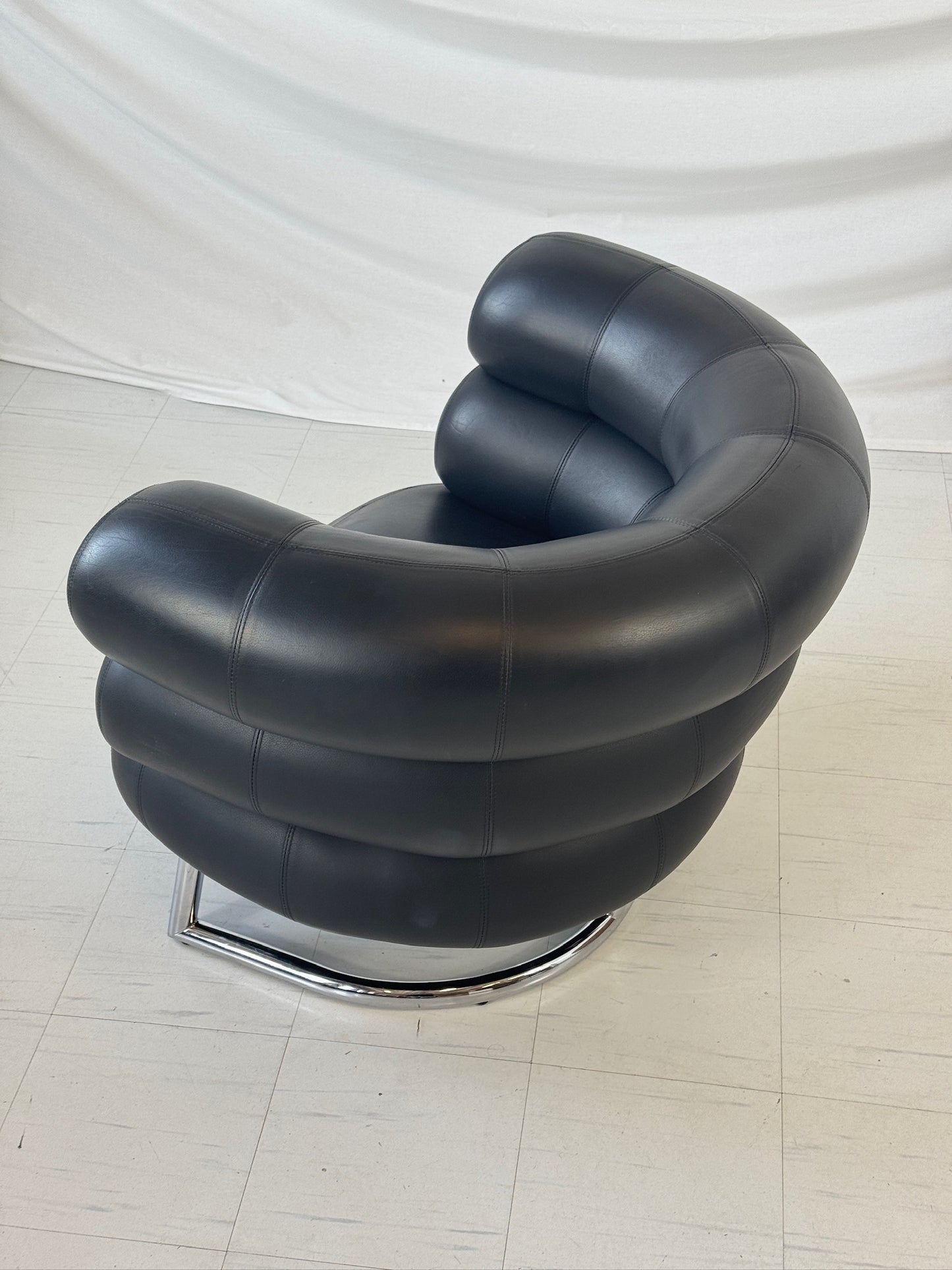 Eileen Gray Bibendum -lepotuoli, musta nahka