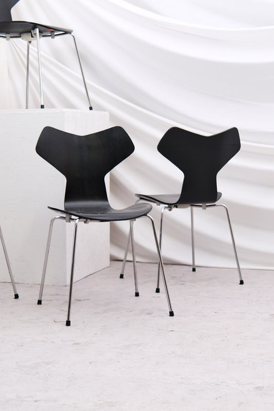 Fritz Hansen Grand Prix -tuolit, musta puu