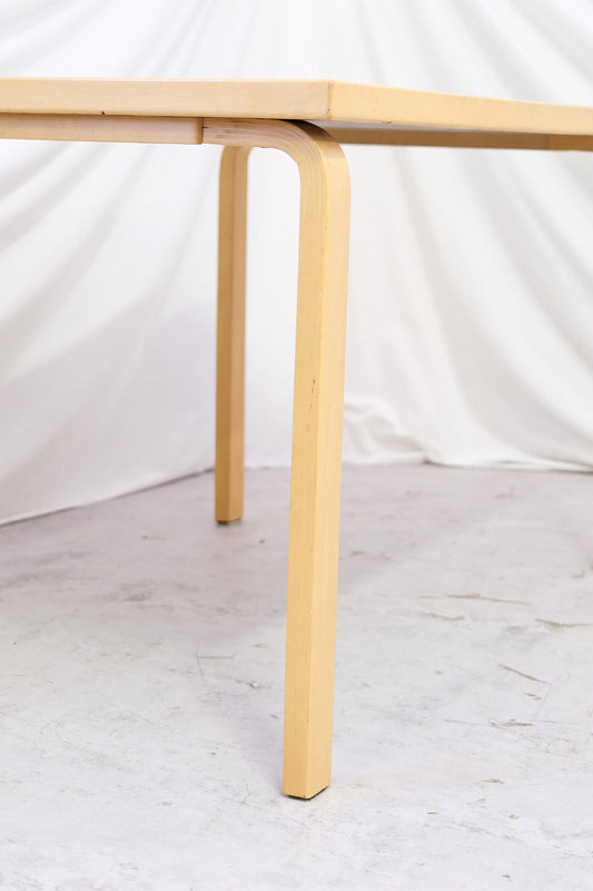 Alvar Aalto Artek 81B -pöytä, valkoinen laminaattikansi