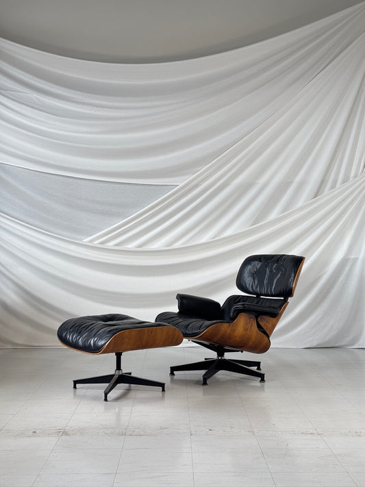 Herman Miller Eames Lounge Chair -lepotuoli ja rahi, ruusupuu ja musta nahka, Yhdysvallat, 1960-luku