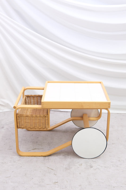 Alvar Aalto 900 -tarjoiluvaunu, valmistaja Artek, valkoinen