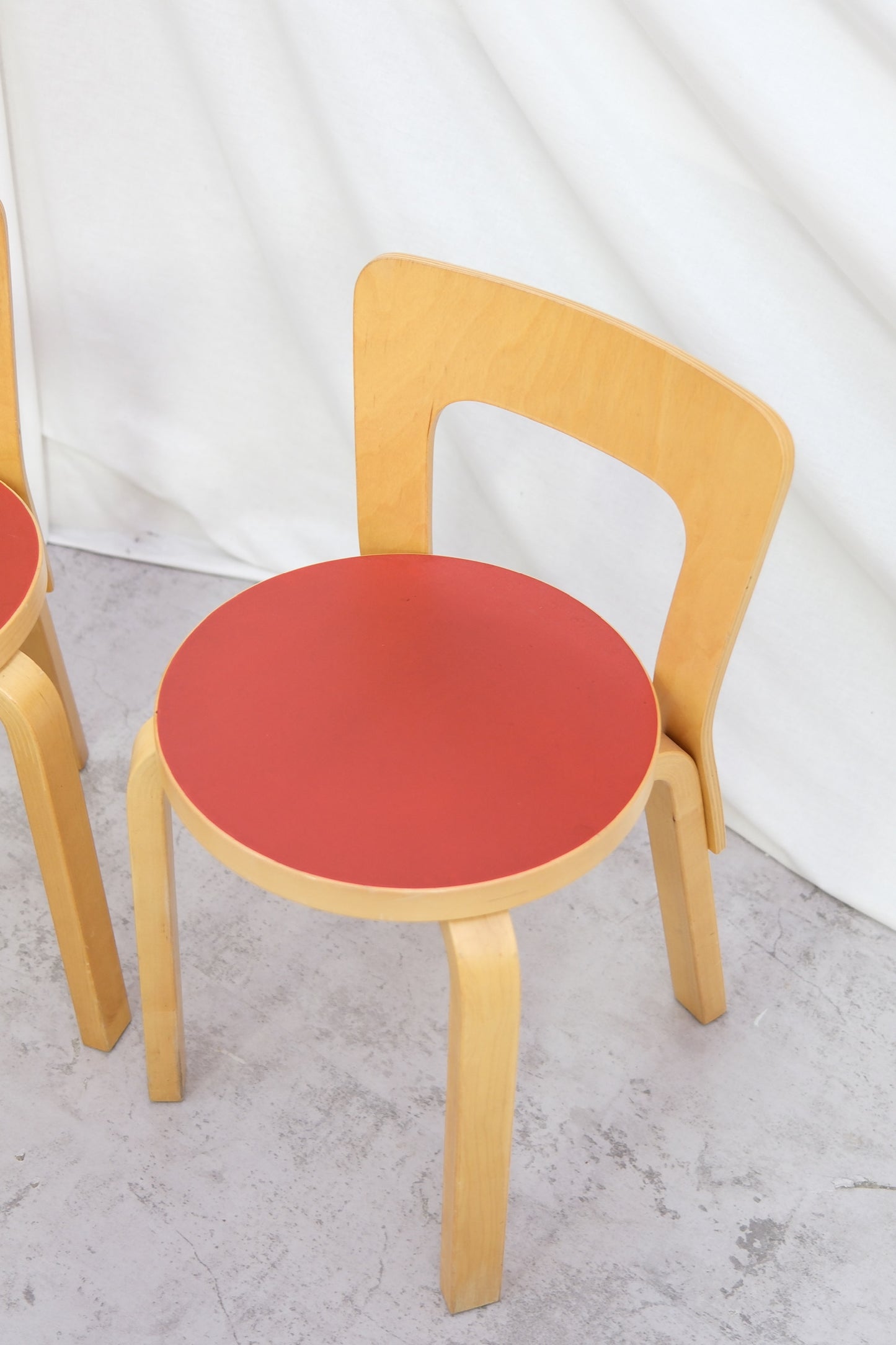 Alvar Aalto 65 -tuolit, valmistaja Artek, punainen linoleumi