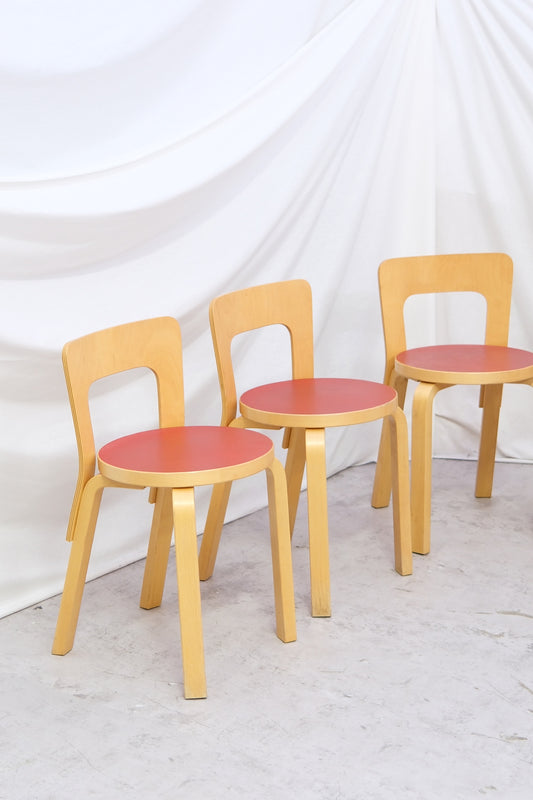Alvar Aalto 65 -tuolit, valmistaja Artek, punainen linoleumi