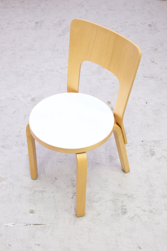 Alvar Aalto 66 -tuolit, valmistaja Artek, valkoinen laminaatti