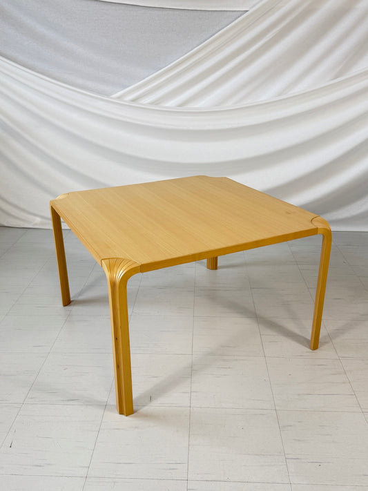 Artek X800B- ja X800C-viuhkajalkapöydät