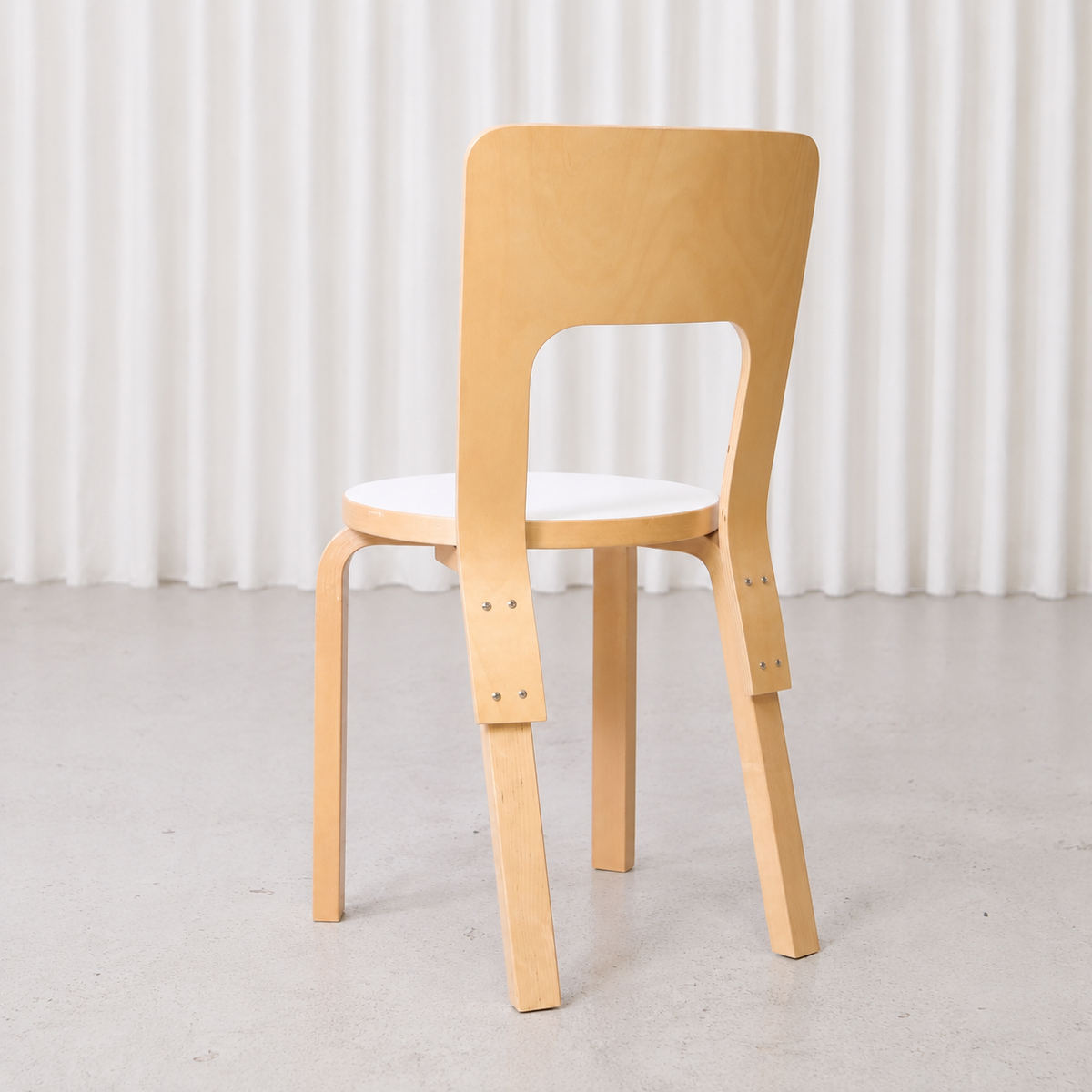 Alvar Aalto Artek 66 -tuoli, valkoinen