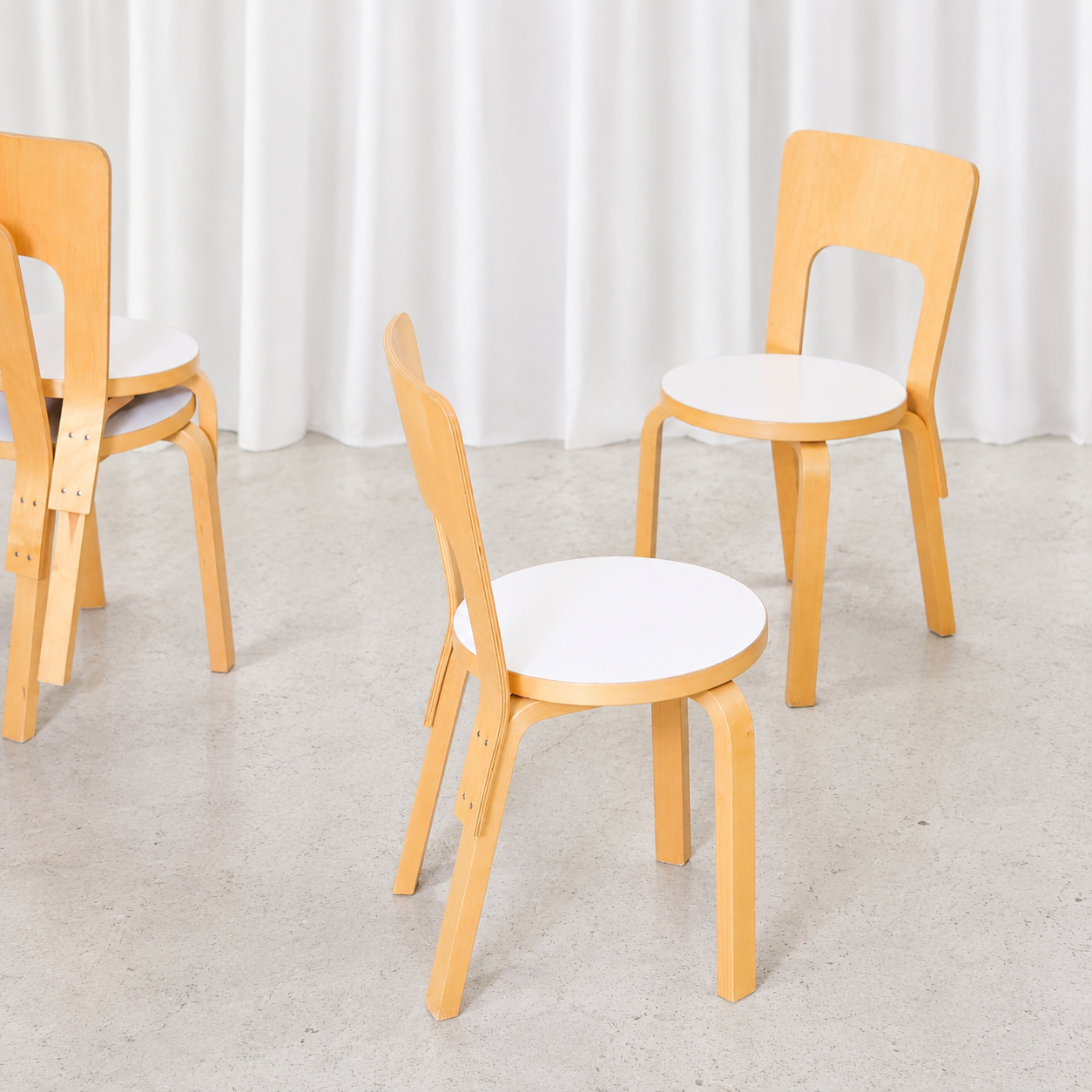 Alvar Aalto 66 -tuolit valkoisilla laminaatti-istuimilla, valmistaja Artek