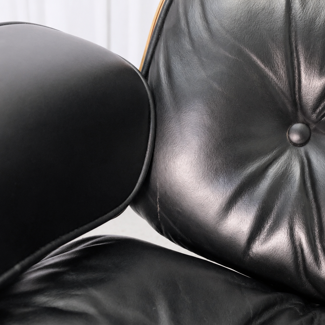 Eames Lounge Chair -lepotuoli ja rahi, ruusupuu ja musta nahka, valmistaja Herman Miller