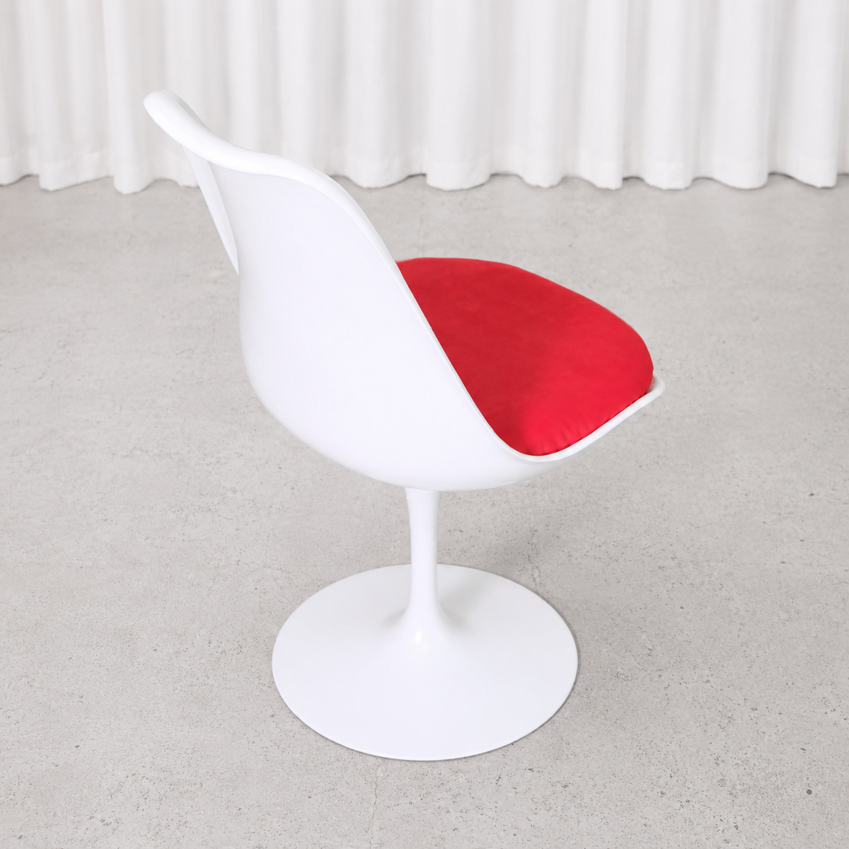 Eero Saarinen Tulip-tuoli, valkoinen ja punainen, valmistaja Knoll