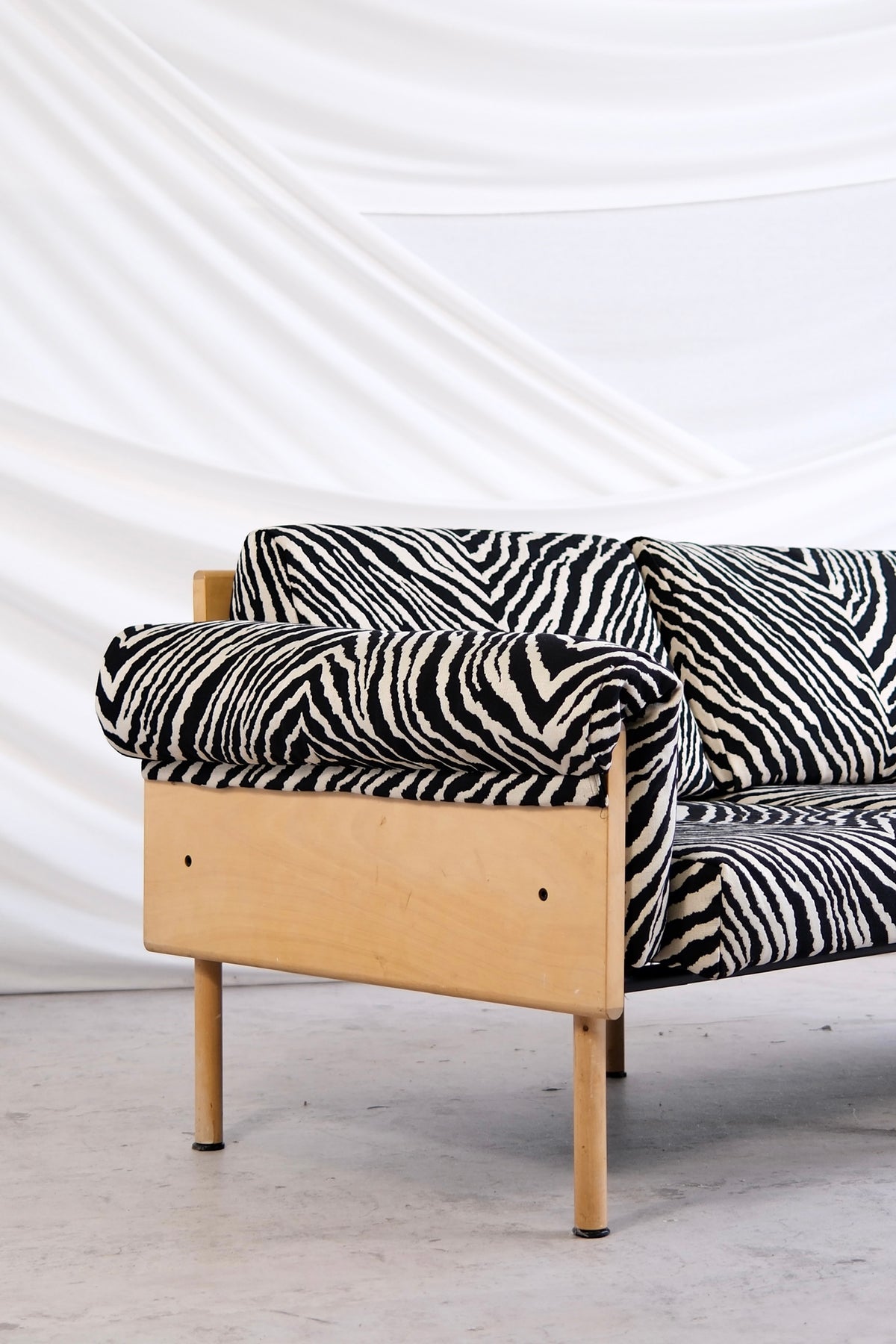 Yrjö Kukkapuro Ateljee -kahden istuttava sohva, Zebra-kangas