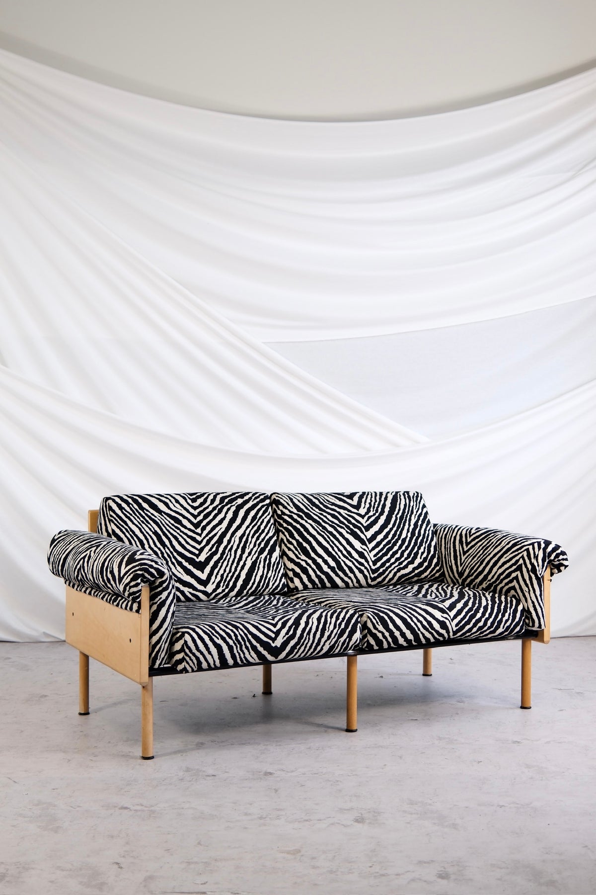 Yrjö Kukkapuro Ateljee -kahden istuttava sohva, Zebra-kangas