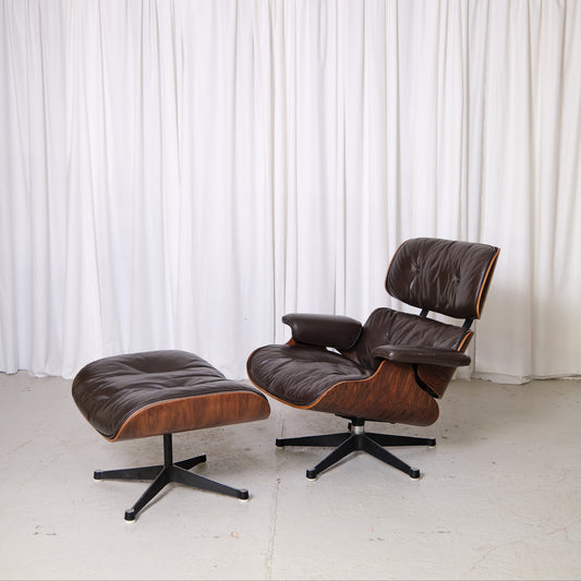 Charles & Ray Eames Lounge Chair -lepotuoli ja rahi