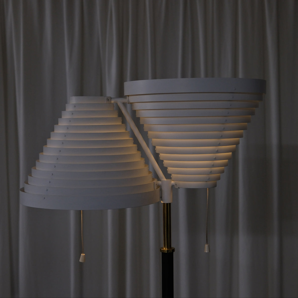 Alvar Aalto A810 -lattiavalaisin, valmistaja Valaisinpaja