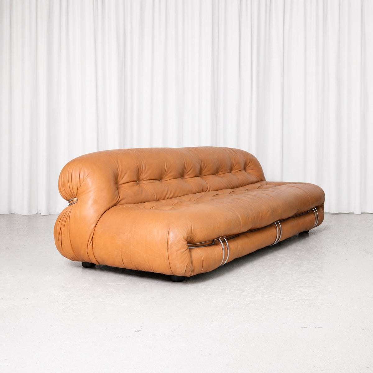 Tobia Scarpa Soriana -sohva, konjakinruskea nahka, valmistaja Cassina
