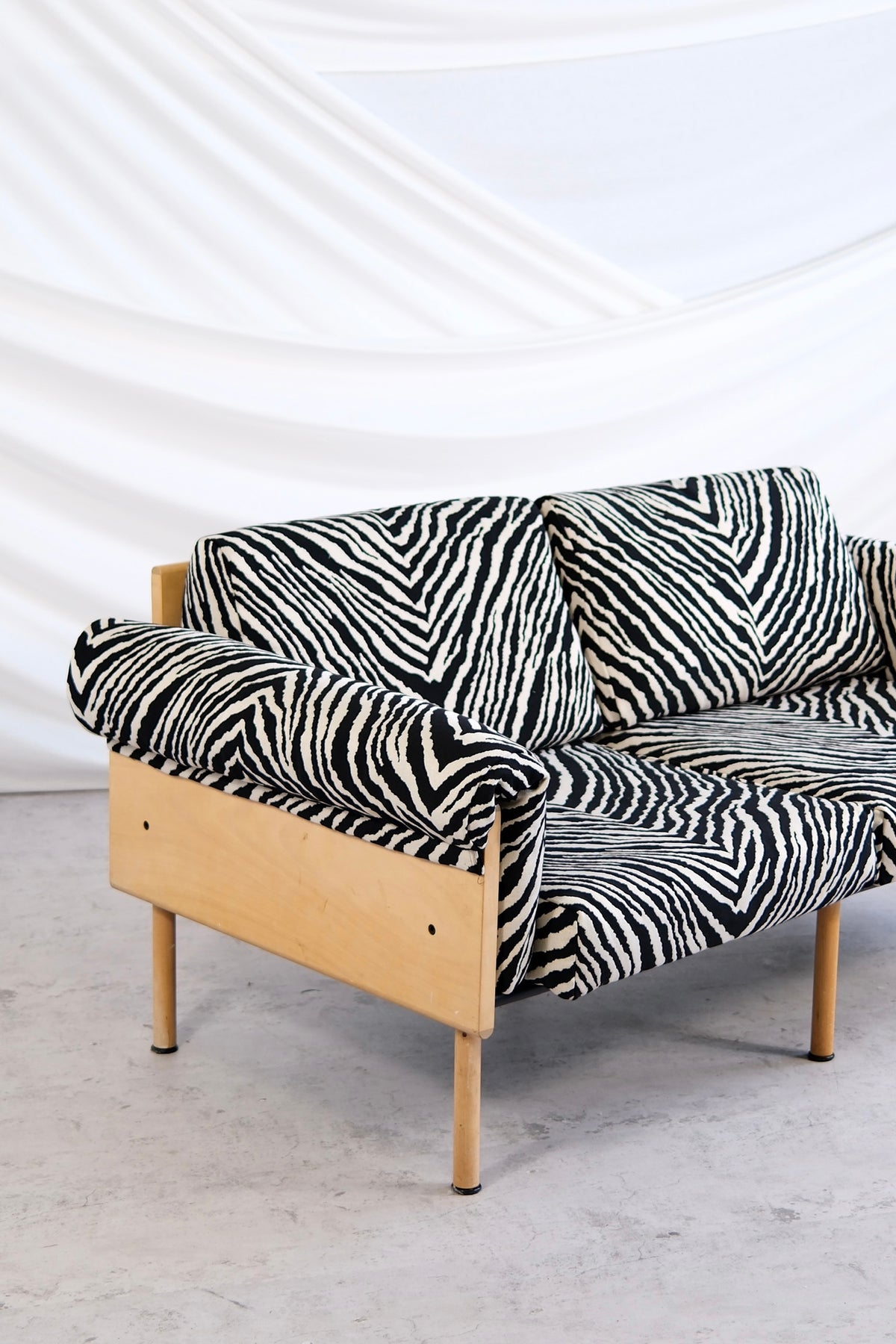 Yrjö Kukkapuro Ateljee -kahden istuttava sohva, Zebra-kangas
