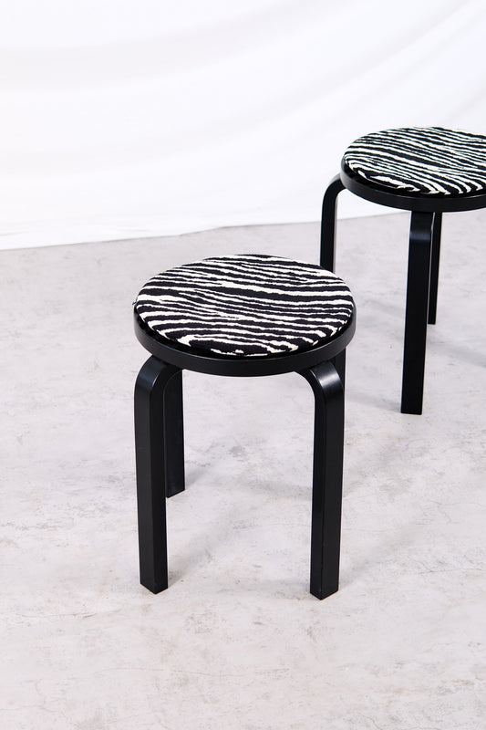 Artek E60 jakkarat, mustat, Zebra-pehmusteet