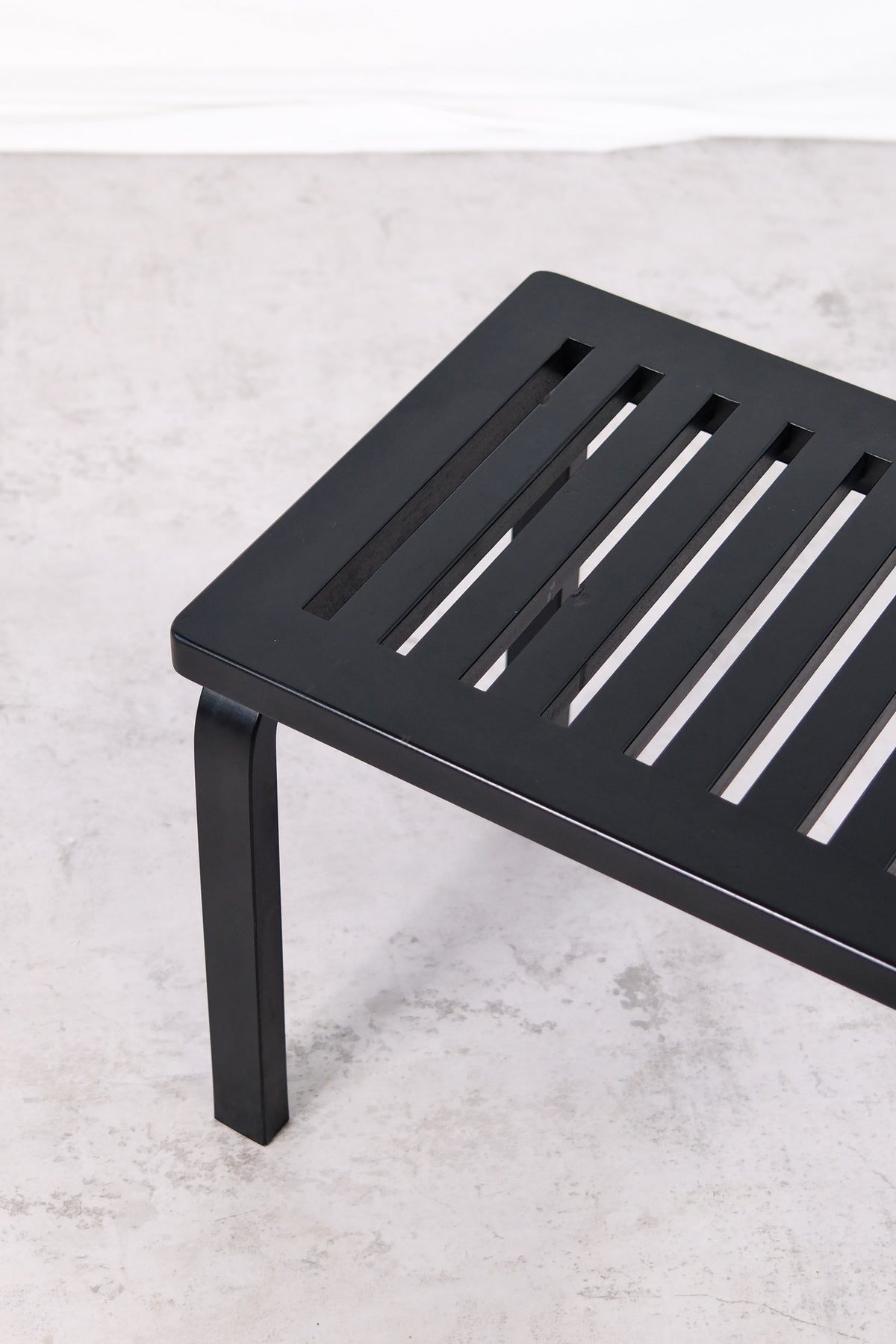 Artek 153B -penkki, musta