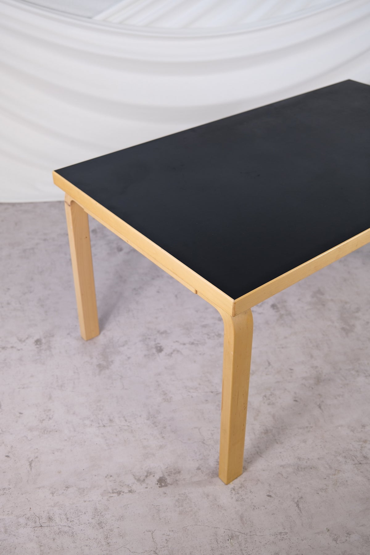 Alvar Aalto Artek 82A -pöytä, musta linoleumi