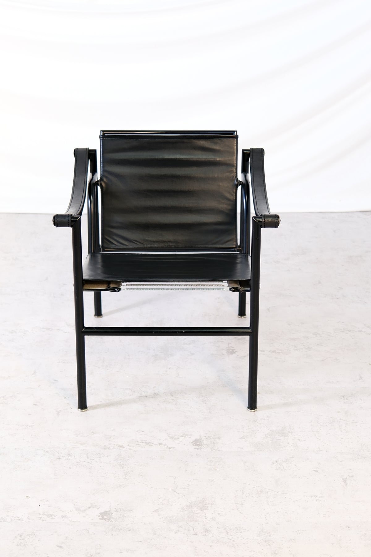 LC1 Chair by Le Corbusier, Pierre Jeanneret & Charlotte Perriand - Pino Interiors