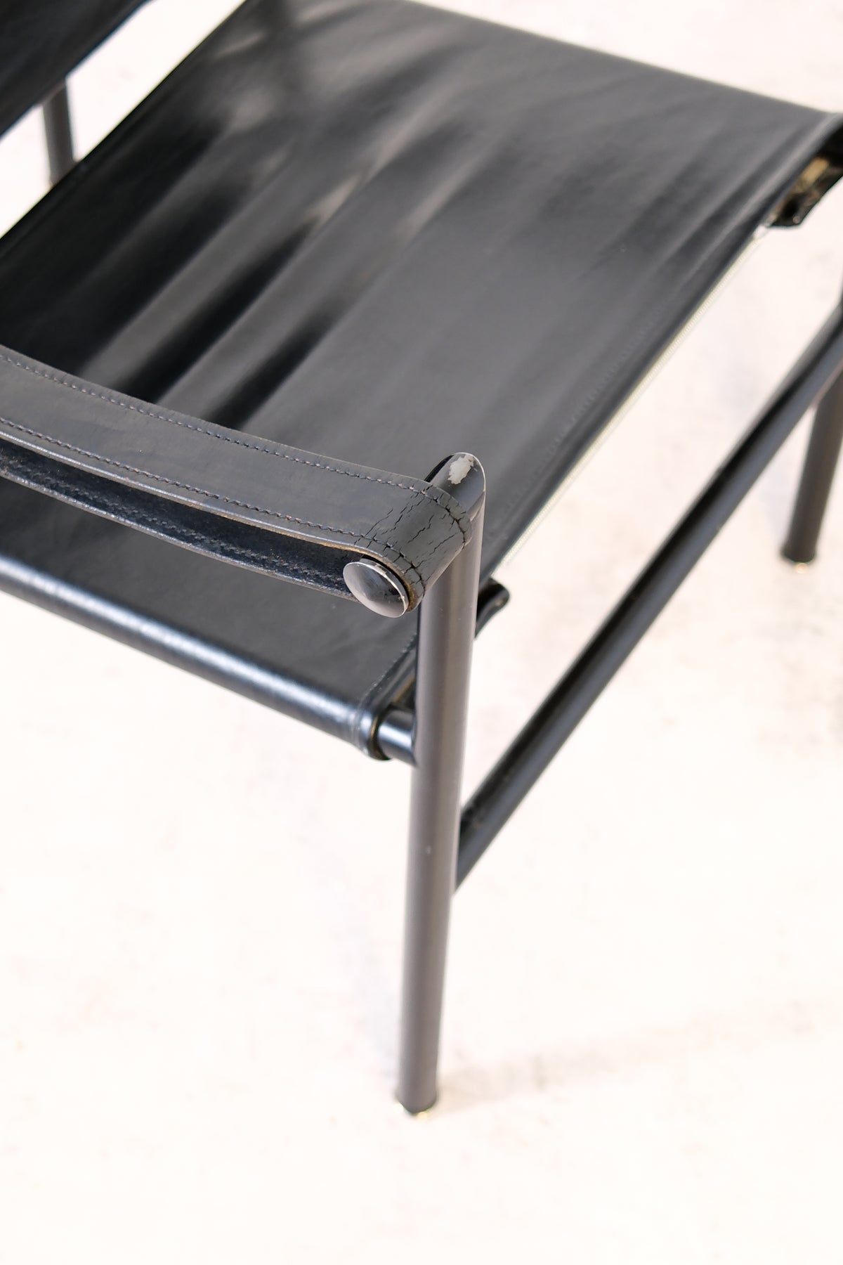 LC1 Chair by Le Corbusier, Pierre Jeanneret & Charlotte Perriand - Pino Interiors