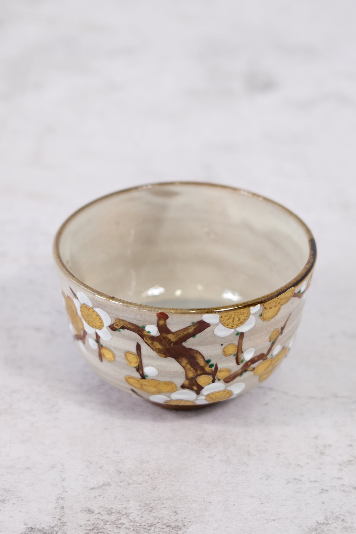 Gyokuhō Kiln – chawan-kulho, valkoinen luumulehtokuvio, tomobako-laatikko