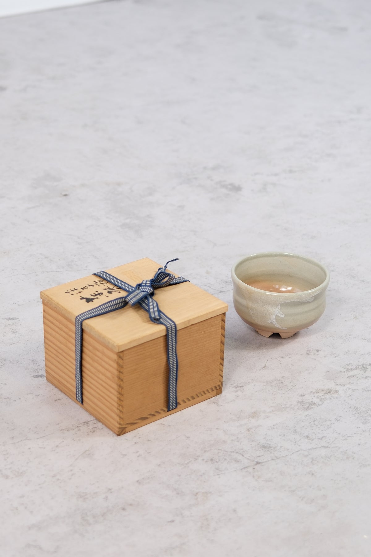 Beigerosa chawan i Kyo-yaki-tradition